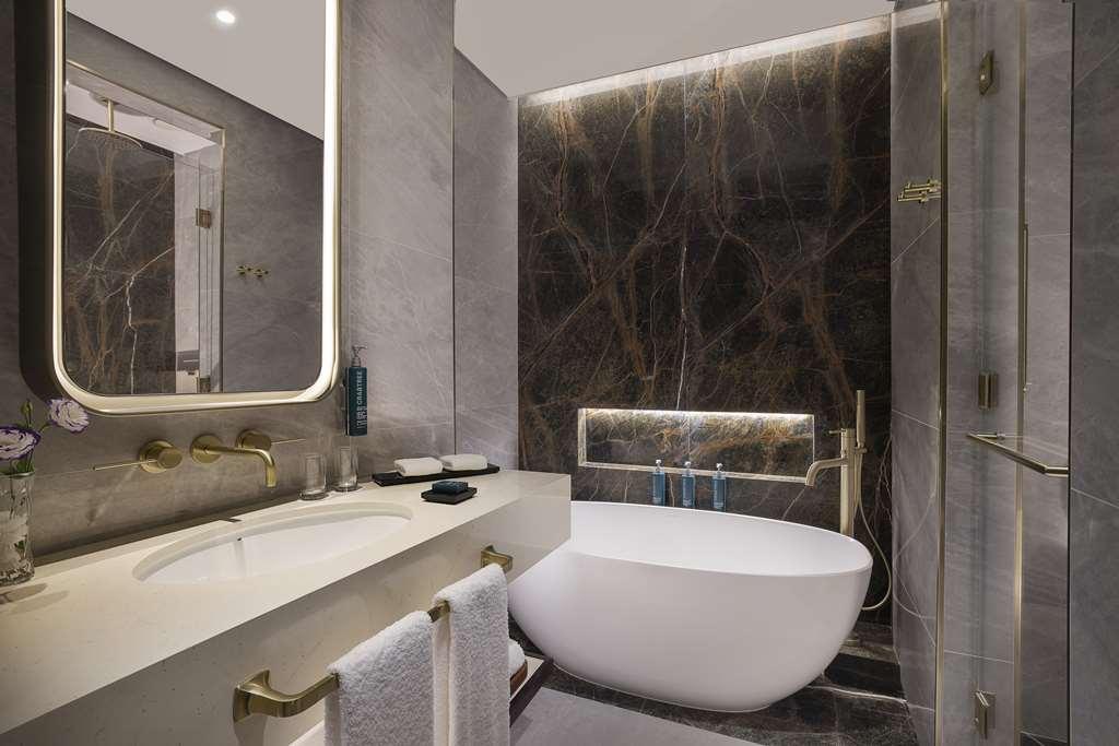 Embassy Suites By Hilton Dubai Business Bay Номер фото